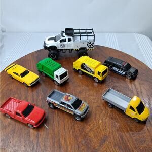 Maisto Diecast 8 Piece‎ Car & Truck Lot Garbage Pickup Trucks